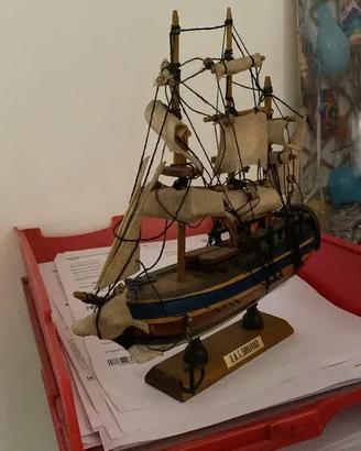 modellino barca HMS Endeavour