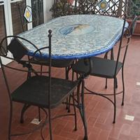 Tavolo in ceramica di Vietri con 4 sedie in ferro 
