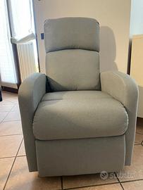 Poltrona elettrica in tessuto grigio chiaro