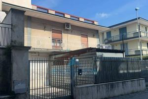 Palazzo / Stabile di 525 m² con più di 5 locali a 