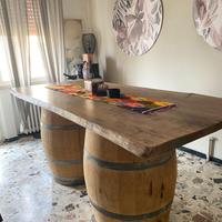 Originale Tavolo di legno su botti