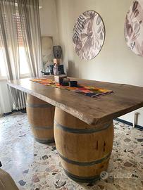 Originale Tavolo di legno su botti