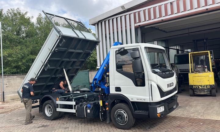 Iveco 100 E 21 ribaltabile e gru / scarrabile