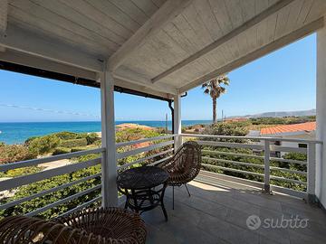 Villa bifamiliare, a 50 m dal mare, ristrutturata