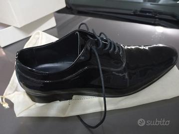 paio scarpe in pelle lucida da uomo