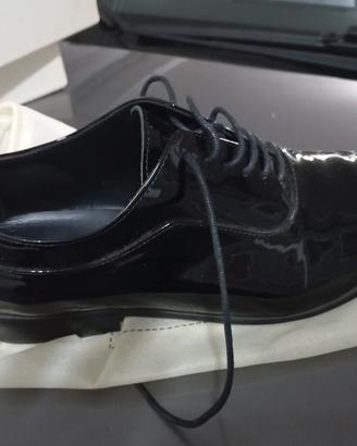 paio scarpe in pelle lucida da uomo