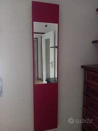 Attaccapanni e specchio vintage in tessuto rosso