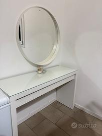 Toeletta IKEA con specchio