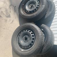 4 gomme invernali con cerchi acaio 185/65/R15