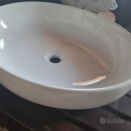 Lavabo in ceramica da appoggio