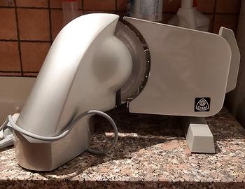 Piccola affettatrice marca GRAEF, ormai vintage.