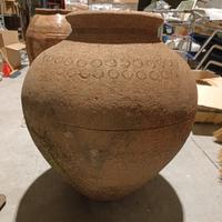 anfora antica, giara fatta a mano 