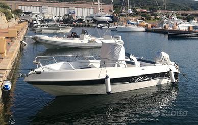 Barca a motore 