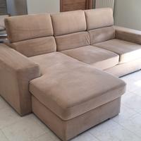 Divano beige con chaise longue