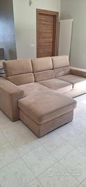 Divano beige con chaise longue