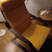 Poltrona IKEA POÄNG gialla con struttura in legno