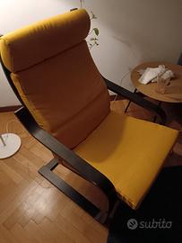 Poltrona IKEA POÄNG gialla con struttura in legno