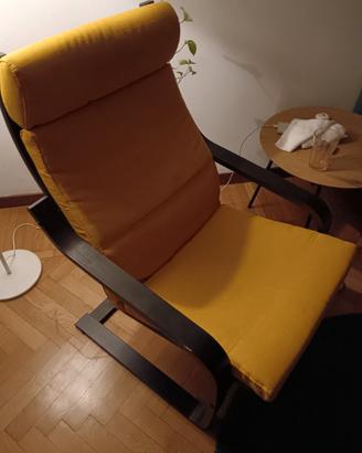 Poltrona IKEA POÄNG gialla con struttura in legno