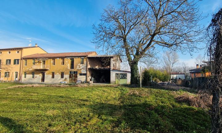 Rustico con 5000 mq di terreno a Campodarsego