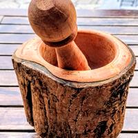 Mortaio e pestello in legno lavorato