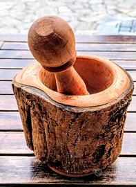 Mortaio e pestello in legno lavorato