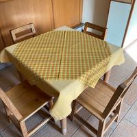 Tavoli  e sedie in legno di pino.