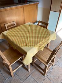 Tavoli  e sedie in legno di pino.