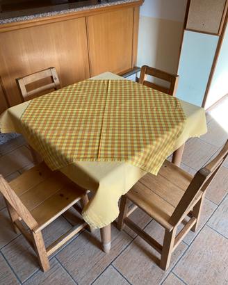Tavolo e 4 sedie in legno di pino.