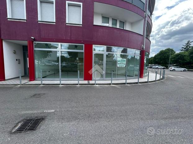 NEGOZIO A MONTICHIARI