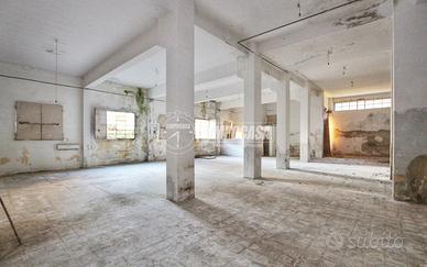 AMPIO MAGAZZINO DA RISTRUTTURARE