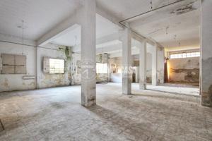 AMPIO MAGAZZINO DA RISTRUTTURARE