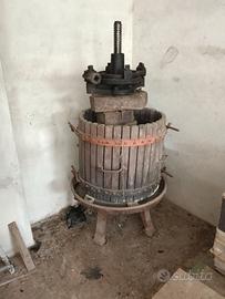 Antico torchio per uva in legno e ferro