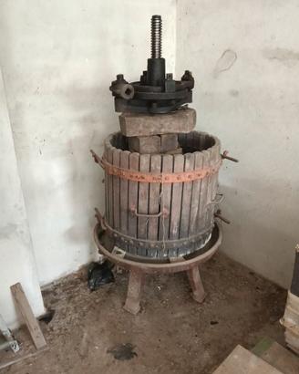 Antico torchio per uva in legno e ferro