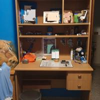 Scrivania con libreria 