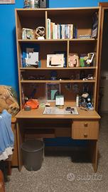 Scrivania con libreria 
