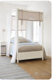 Letto con baldacchino in legno bianco con tessuti