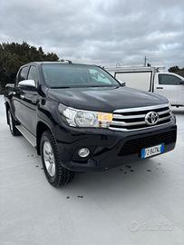 TOYOTA HILUX 2.4 D-4D DC Lounge 4WD M/T Autocarro