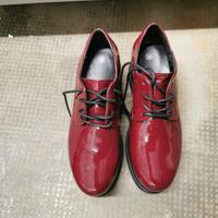 Scarpa con zeppa e scarpa con tacco borchiata