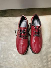 Scarpa con zeppa e scarpa con tacco borchiata