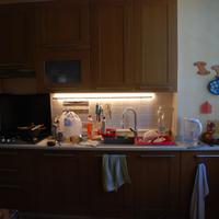 cucina con lavello, lavastoviglie, cappa integrati