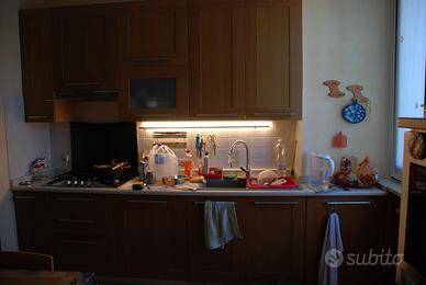 cucina con lavello, lavastoviglie, cappa integrati