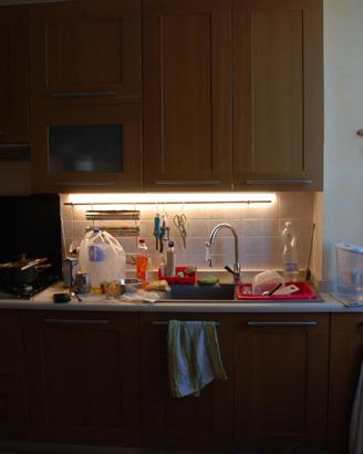 cucina con lavello, lavastoviglie, cappa integrati