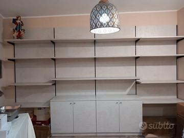 Arredo negozio.