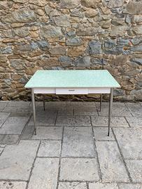 Tavolo in formica verde acqua