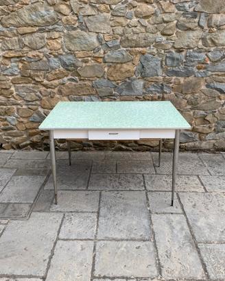 Tavolo in formica verde acqua