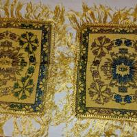 Copritavolini Vintage Quadrati e Dorati con Frange