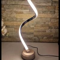 lampadaLampada da tavolo in legno a LED moderna