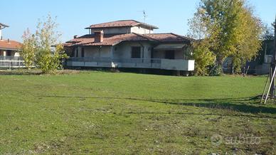 Villa con area edificabile di 2000 metri quadri