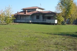 Villa con area edificabile di 2000 metri quadri
