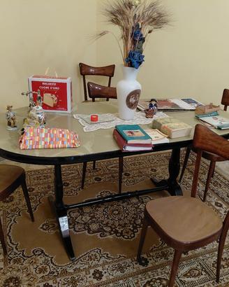 Tavolo con piano in onice più sedie e cristalliera